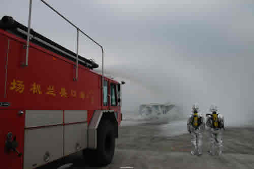 海口美兰国际机场举行飞机火灾应急救援演练