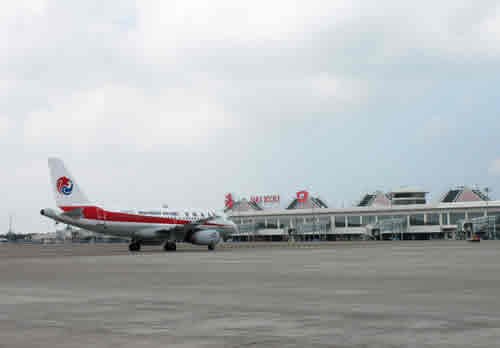 东北航空公司首架航班飞抵海口美兰国际机场