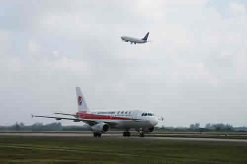 东北航空公司首架航班飞抵海口美兰国际机场