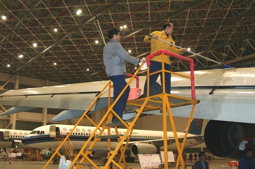 南航乌鲁木齐维修基地启动冬季飞机打蜡工作