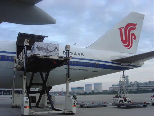 国货航圆满完成108.3吨法国红酒包机运输工作