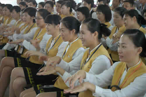 关爱聋哑人 海口美兰国际机场员工学手语