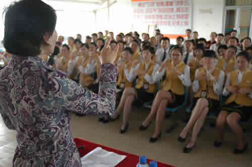 关爱聋哑人 海口美兰国际机场员工学手语