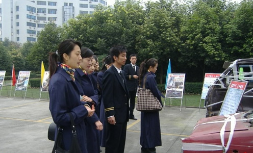 国航西南客舱部乘务员参加交通安全宣传教育