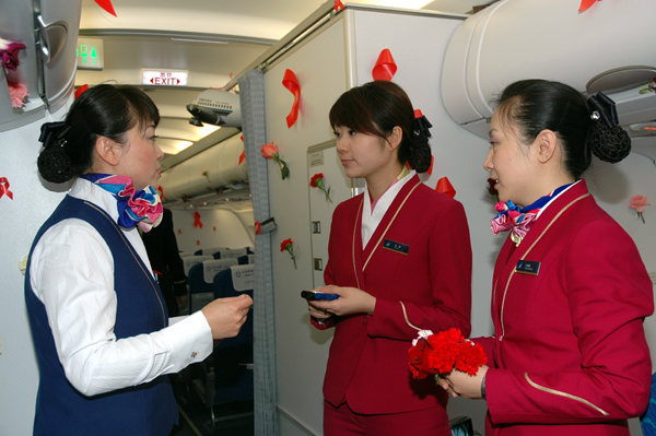 南航大连空乘三万英尺组织抗艾知识宣传活动
