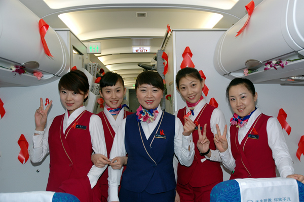 南航大连空乘三万英尺组织抗艾知识宣传活动