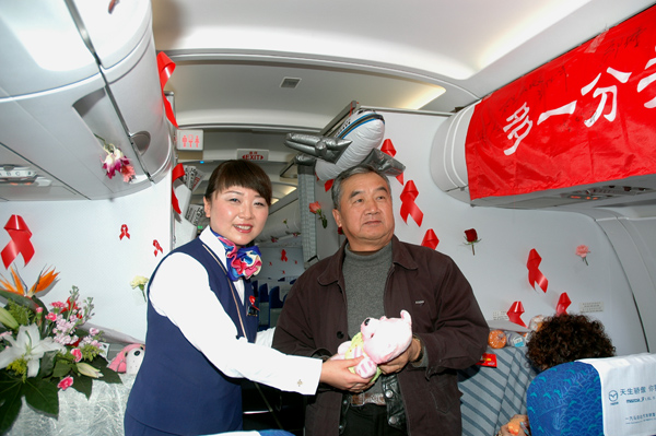 南航大连空乘三万英尺组织抗艾知识宣传活动