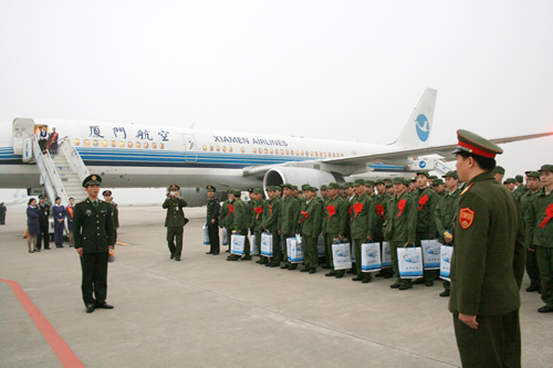 厦门航空公司完成2007年175名新兵运送任务