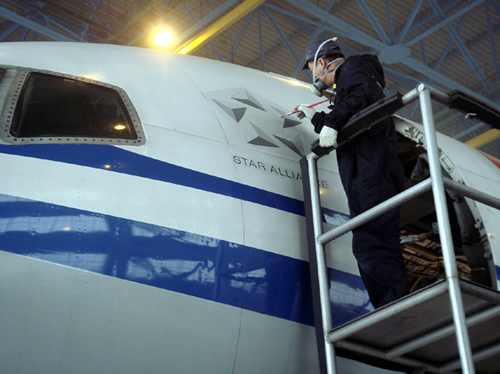 国航成都维修基地完成喷涂“星空联盟”标志