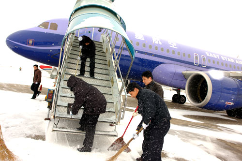 大雪再袭天河机场 地服人员紧急出动保航班起降
