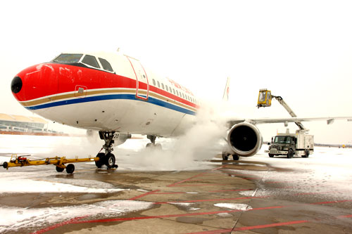 大雪再袭天河机场 地服人员紧急出动保航班起降