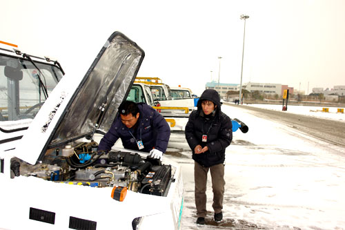 大雪再袭天河机场 地服人员紧急出动保航班起降