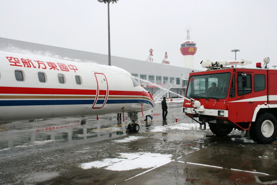 宜昌三峡机场干部职工连续四天奋战恶劣天气