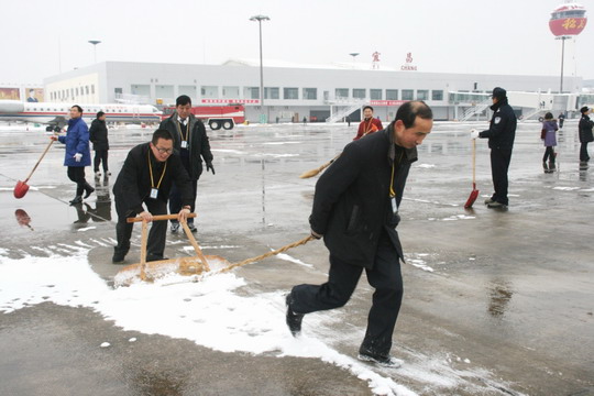 宜昌三峡机场干部职工连续四天奋战恶劣天气