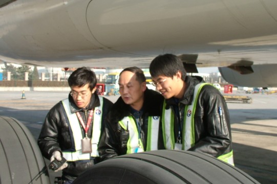 东航北京A330车间通力合作抗冰雪保飞行安全