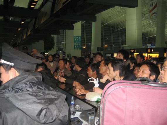 海航启动不正常航班预案运输因大雪滞留旅客