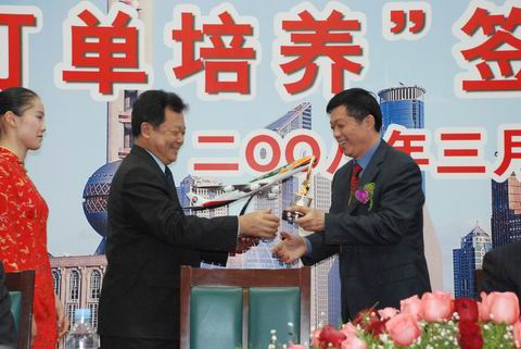 东航与民航中专、交职院“订单培养”签约仪式