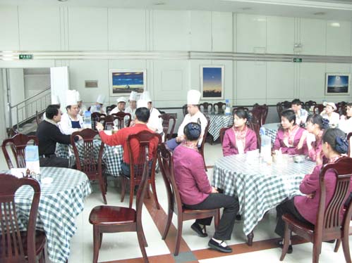 南航新疆公司飞行部空勤餐厅召开餐食服务会