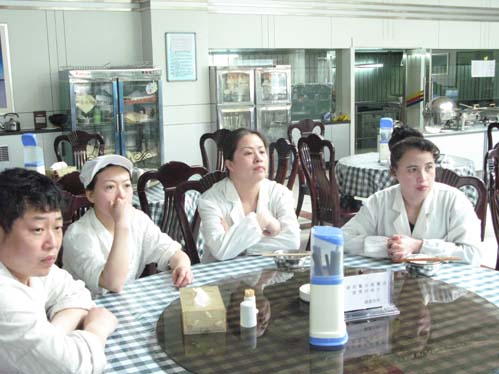 南航新疆公司飞行部空勤餐厅召开餐食服务会