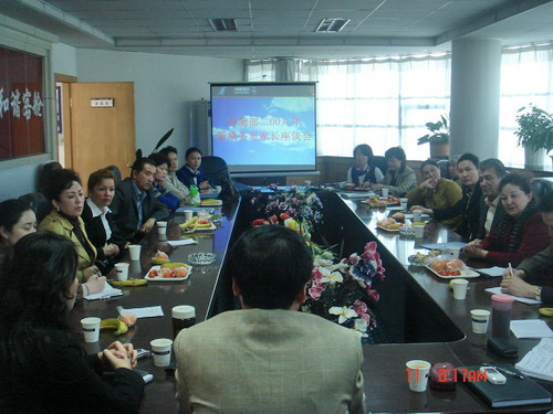 南航新疆客舱部召开2008年新乘家长座谈会