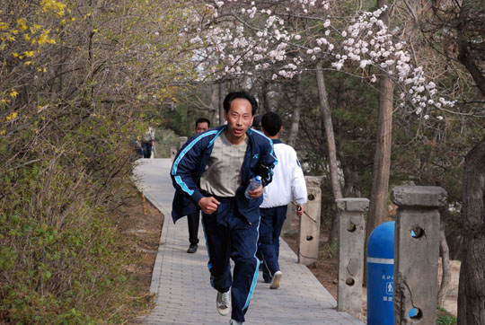 东航甘肃分公司举办“迎奥运”登山活动