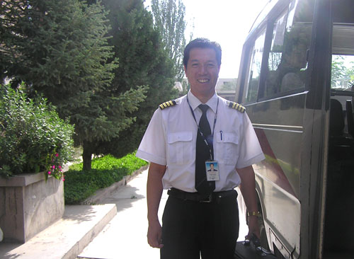 我与陇燕平安飞翔——记东航飞行员祁学文