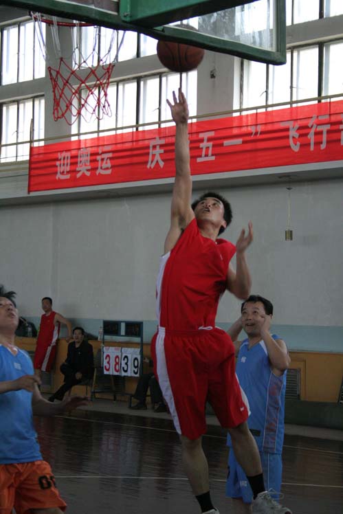 南航新疆“飞行部建设年”篮球赛活动侧记