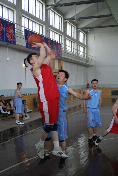 南航新疆“飞行部建设年”篮球赛活动侧记