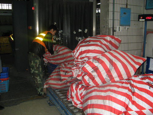 南航新疆分公司货运部开启邮件绿色安检通道