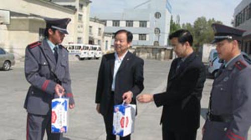 新疆民航物业管理公司节前慰问一线员工