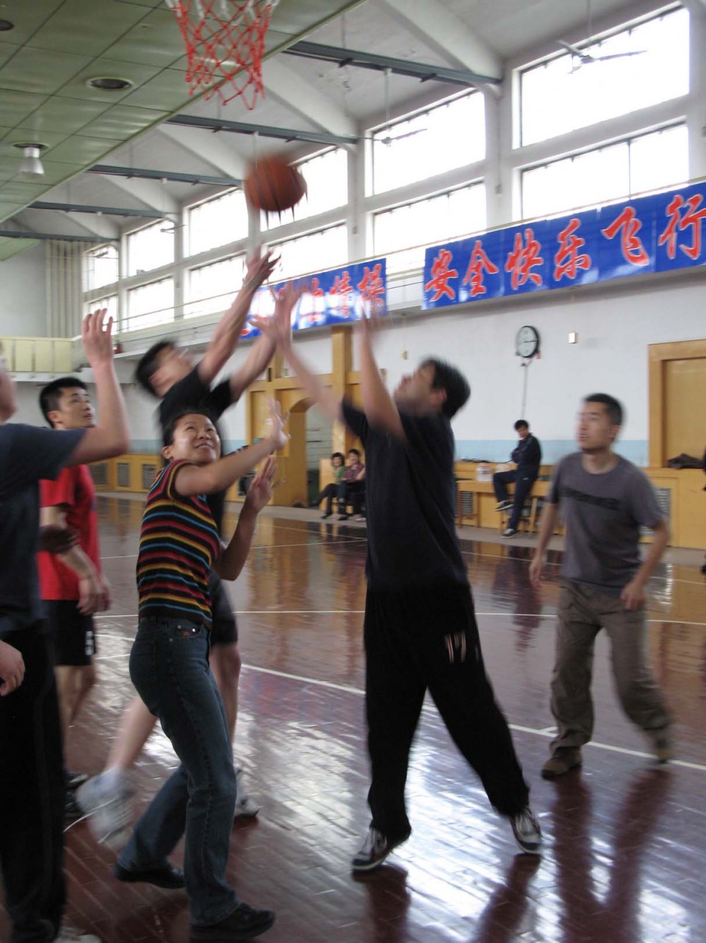 迎奥运保安全 南航新疆运行指挥部开展体育活动