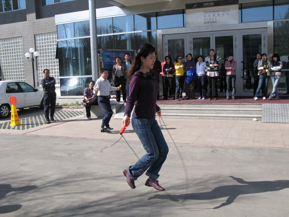 迎奥运保安全 南航新疆运行指挥部开展体育活动