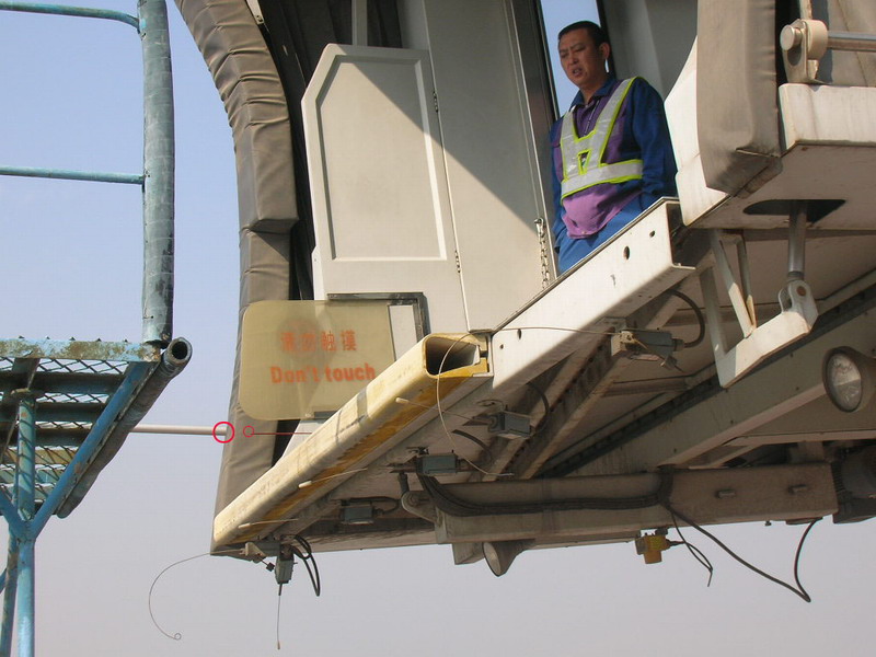 青岛机场客桥队练就"百步穿杨"高超靠桥技术