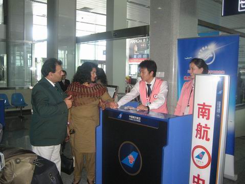 倒计时100天 南航新疆地保部为北京奥运加油!