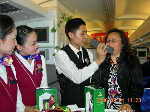 南航新疆客舱部：“五一”让快乐留在客舱