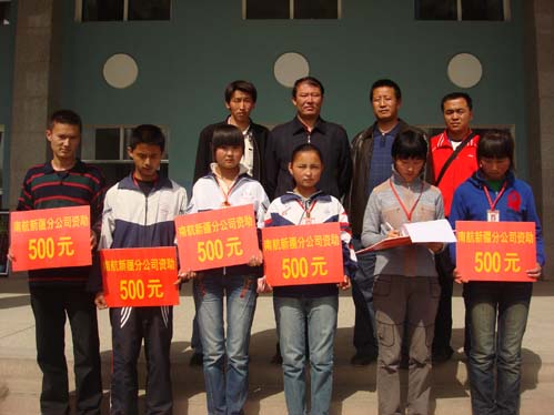 南航新疆飞行部“民族团结月”飞行员献真情