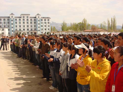 南航新疆飞行部“民族团结月”飞行员献真情