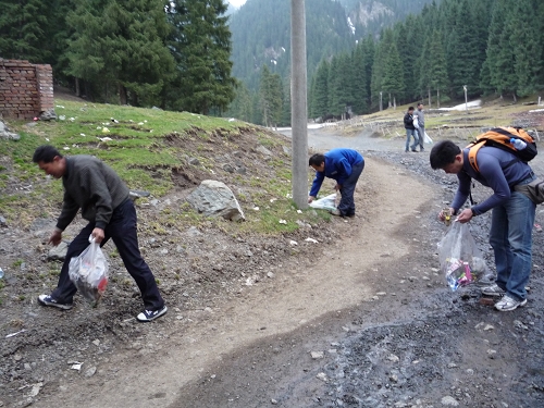 胡杨青年文明号集体徒步庙尔沟环保迎奥运