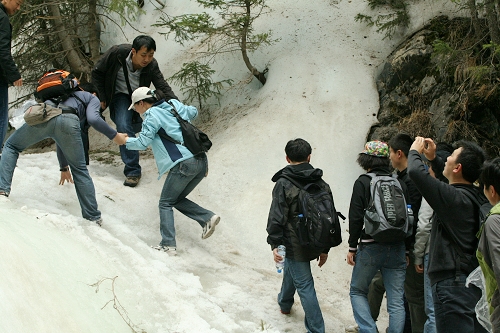 胡杨青年文明号集体徒步庙尔沟环保迎奥运