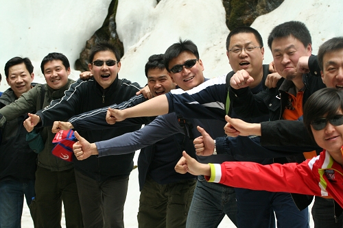 胡杨青年文明号集体徒步庙尔沟环保迎奥运