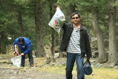 胡杨青年文明号集体徒步庙尔沟环保迎奥运