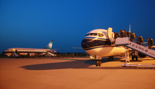 南航紧急从洛阳向成都运送千名抗震救灾官兵