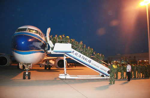 南航紧急从洛阳向成都运送千名抗震救灾官兵