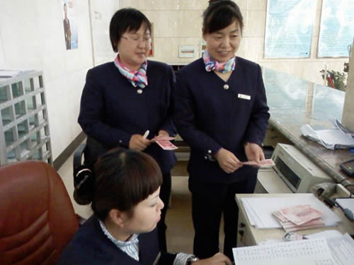 东航甘肃分公司售票处为地震灾区人民捐款