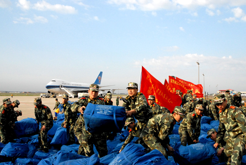 南航黑龙江分公司昼夜奋战支援抗震救灾