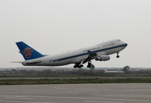 南航黑龙江分公司昼夜奋战支援抗震救灾