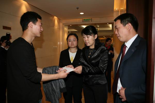 首都机场贵宾公司员工为灾区人民踊跃捐款