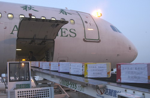 春秋航空公司向灾区紧急捐助3000份急需物资