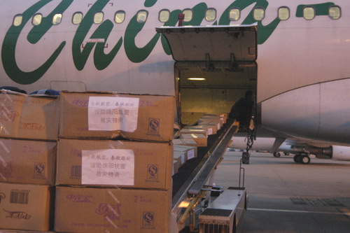 春秋航空公司向灾区紧急捐助3000份急需物资