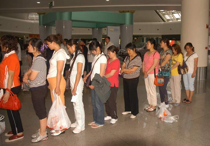 美兰机场候机楼内深切哀悼汶川遇难同胞